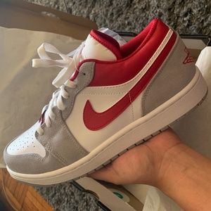 Jordan 1 Low SE Light Smoke Grey Gym Red